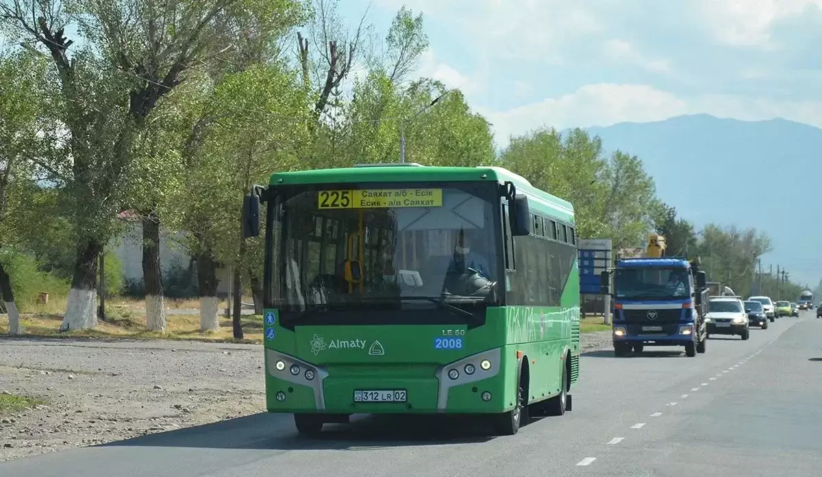 Кондуктор выпала из автобуса в Алматинской области и погибла