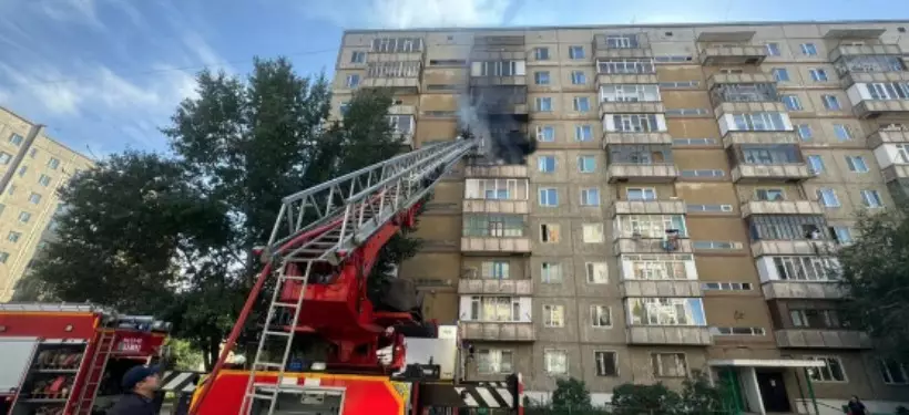 Семь человек при пожаре из задымленного подъезда вывели спасатели в Семее