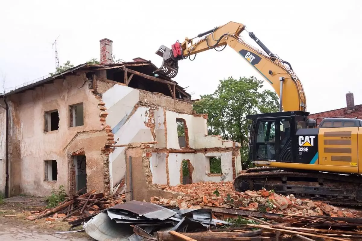 Старые дома начали сносить в одном из районов Астаны