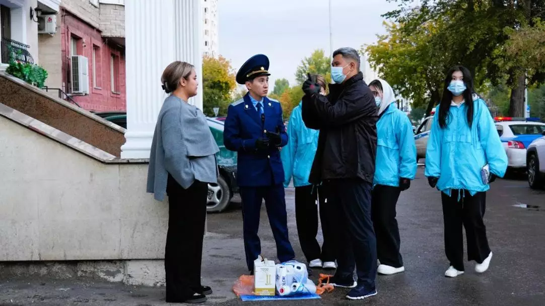 В Астане провели рейд по закрашиванию граффити с рекламой наркотиков