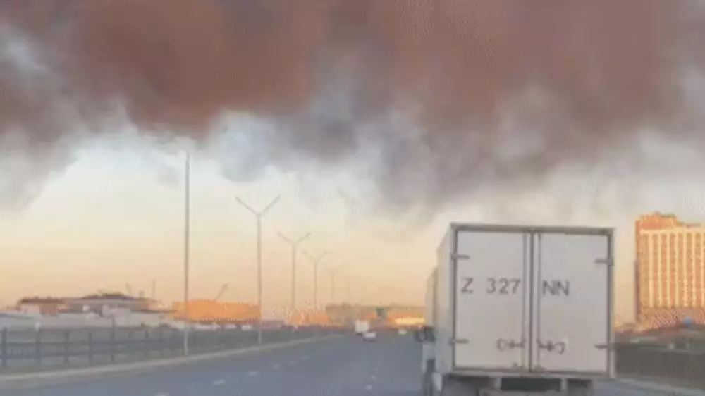 Клубы черного дыма засняли на видео в Астане