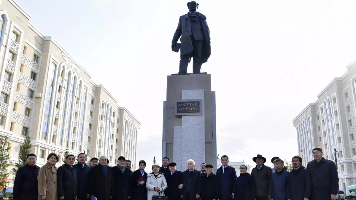 Государственный советник принял участие в церемонии открытия памятника Мухтару Ауэзову