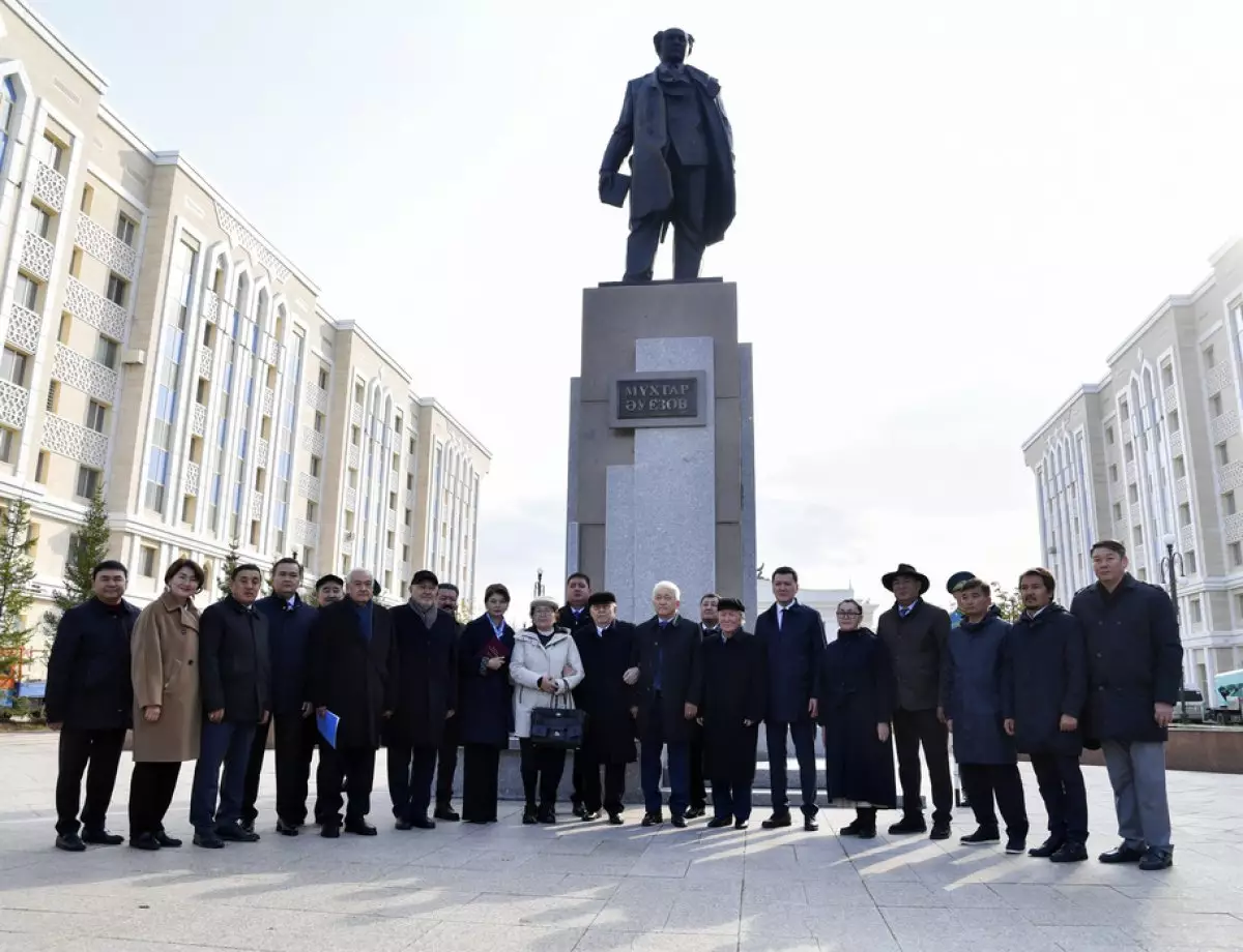 Памятник Мухтару Ауэзову открыли в Астане (ФОТО)