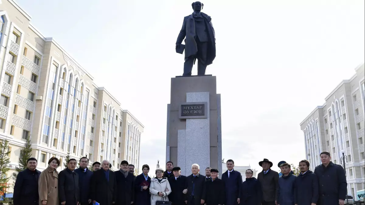 Астанада Мұхтар Әуезовке ескерткіш ашылды