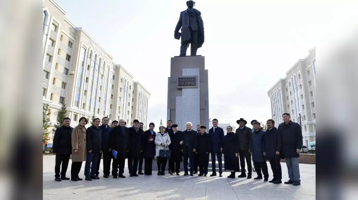 В Астане увековечили память Мухтара Ауэзова