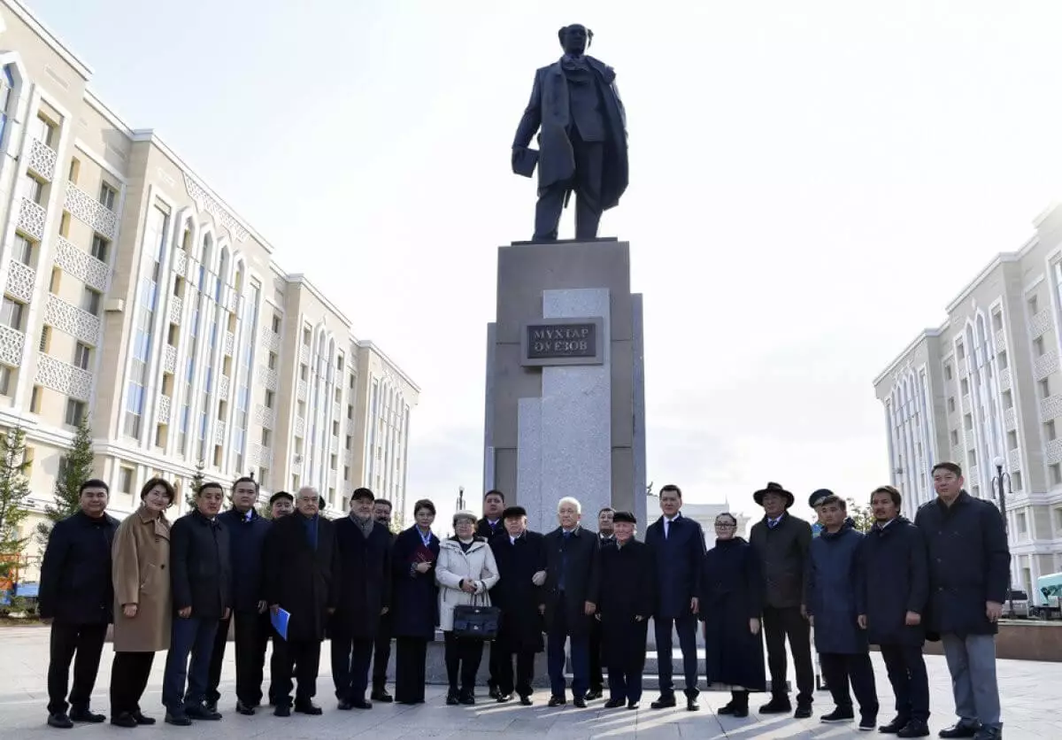 Астанада Мұхтар Әуезовке арналған ескерткіш ашылды