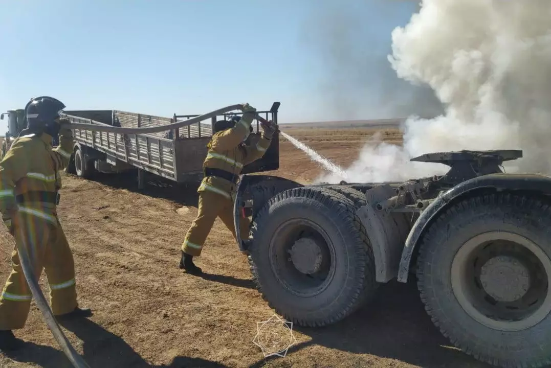 Три автомобиля вспыхнули в двух областях Казахстана за минувшие сутки