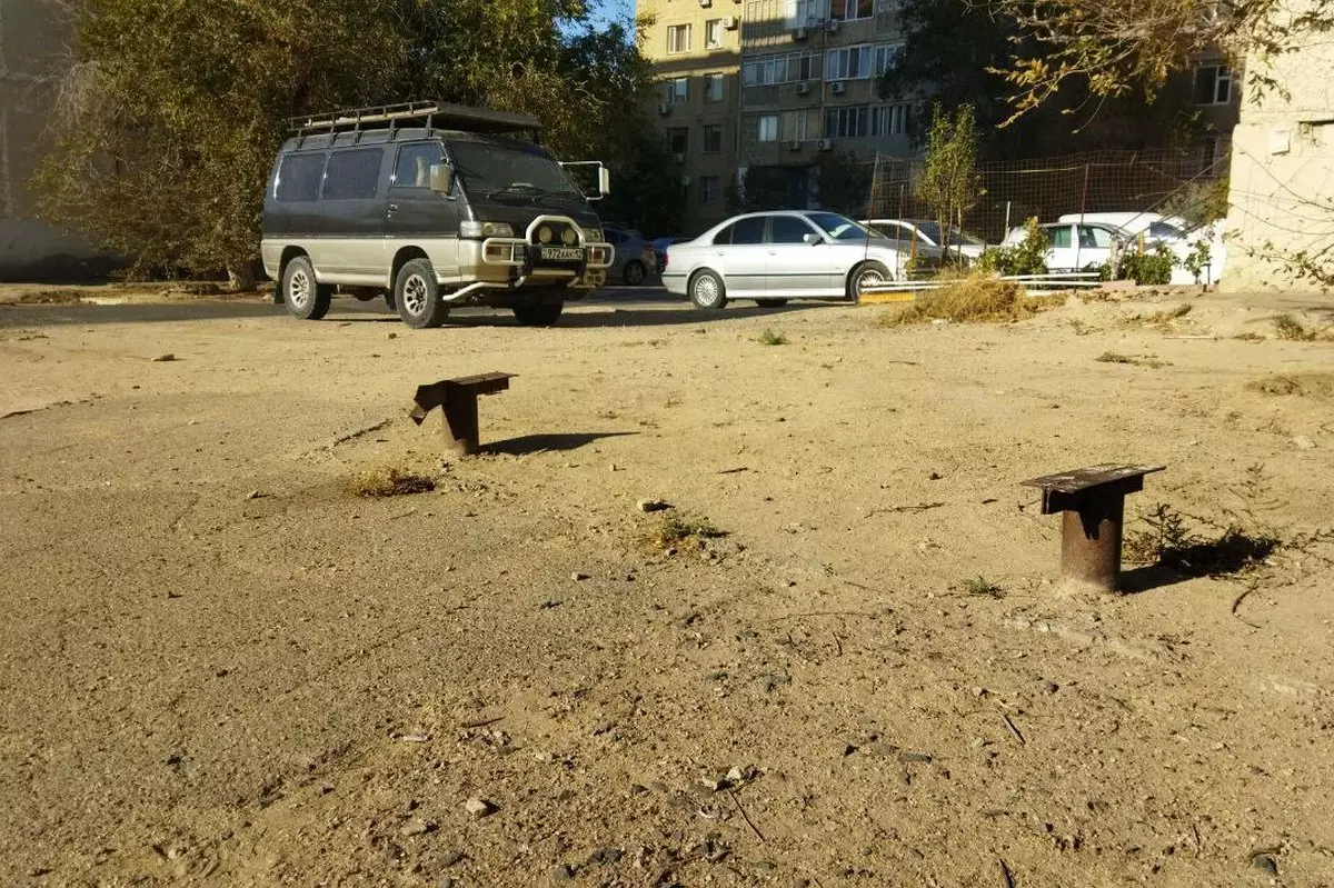 «Негде присесть»: жители 14 микрорайона Актау пожаловались на состояние двора