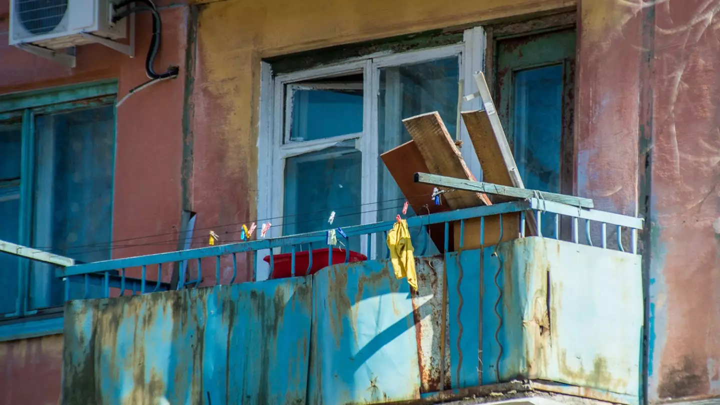 В Астане с пятого этажа рухнул балкон