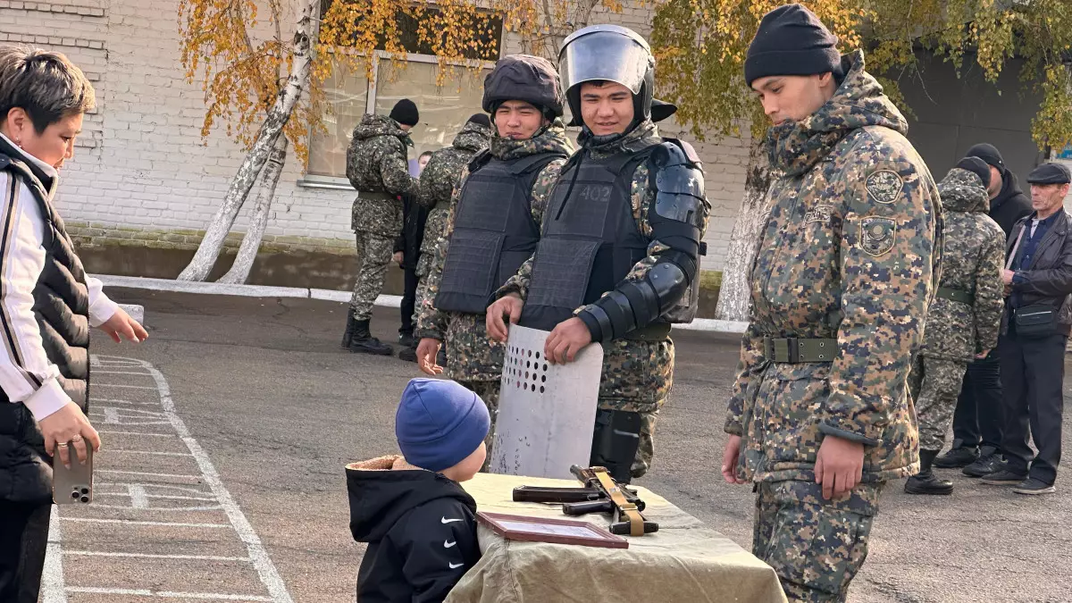 Сарбаздардың ата-аналары ұлдарының әскери өмірімен танысты