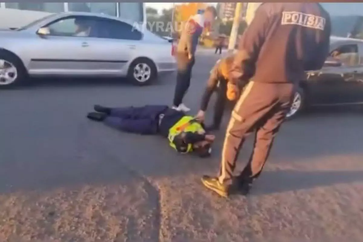 Полицейского-регулировщика сбил на перекрестке водитель в Атырау (ВИДЕО)