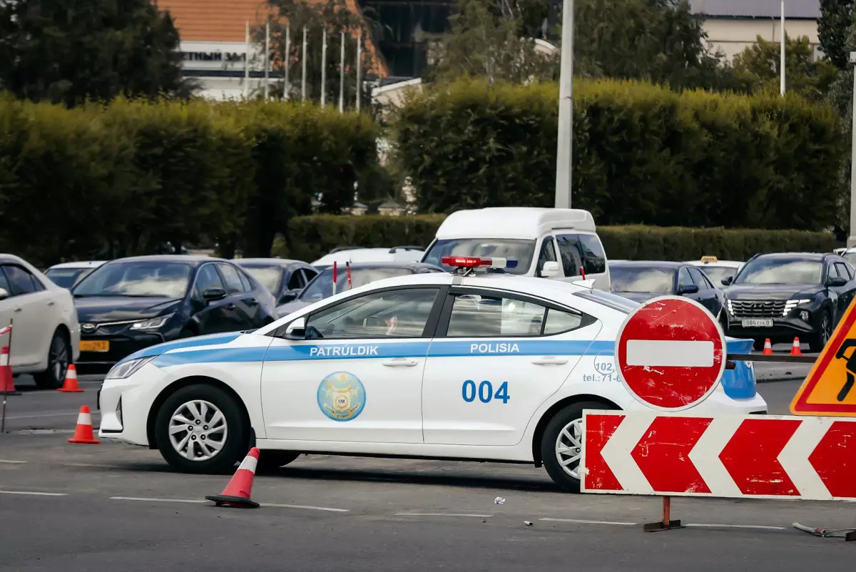 Патрульного полицейского сбил водитель Toyota в Атырау