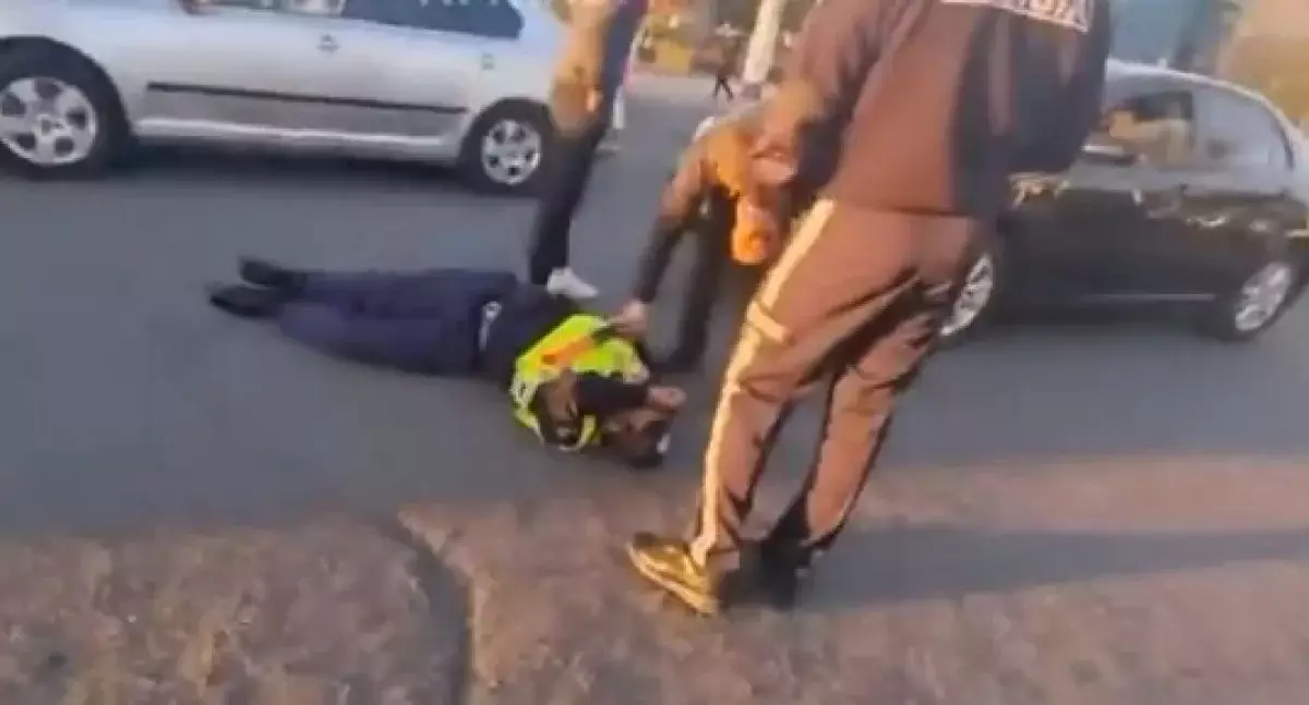 В Атырау водитель сбил полицейского при исполнении (видео)