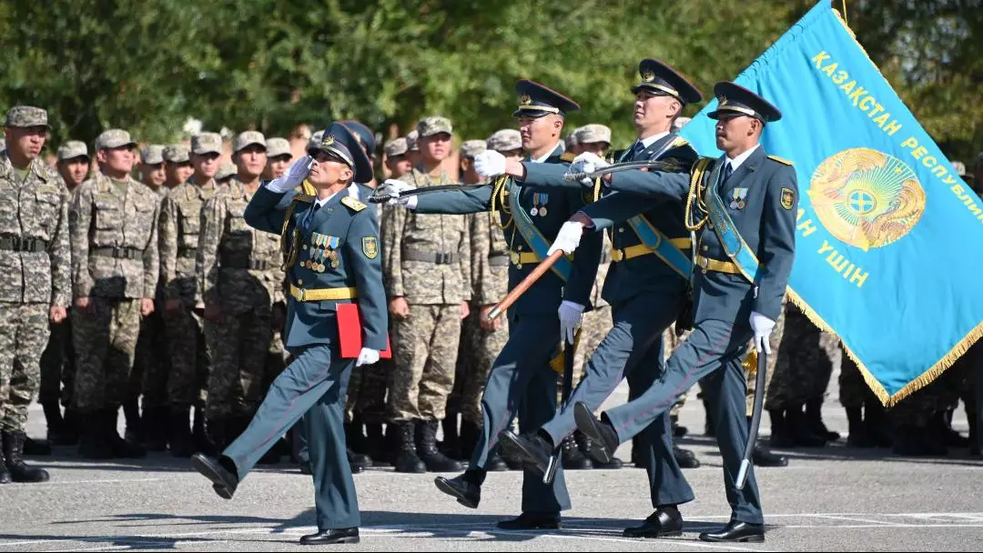 Боевое знамя вручили бригаде территориальной обороны города Шымкента