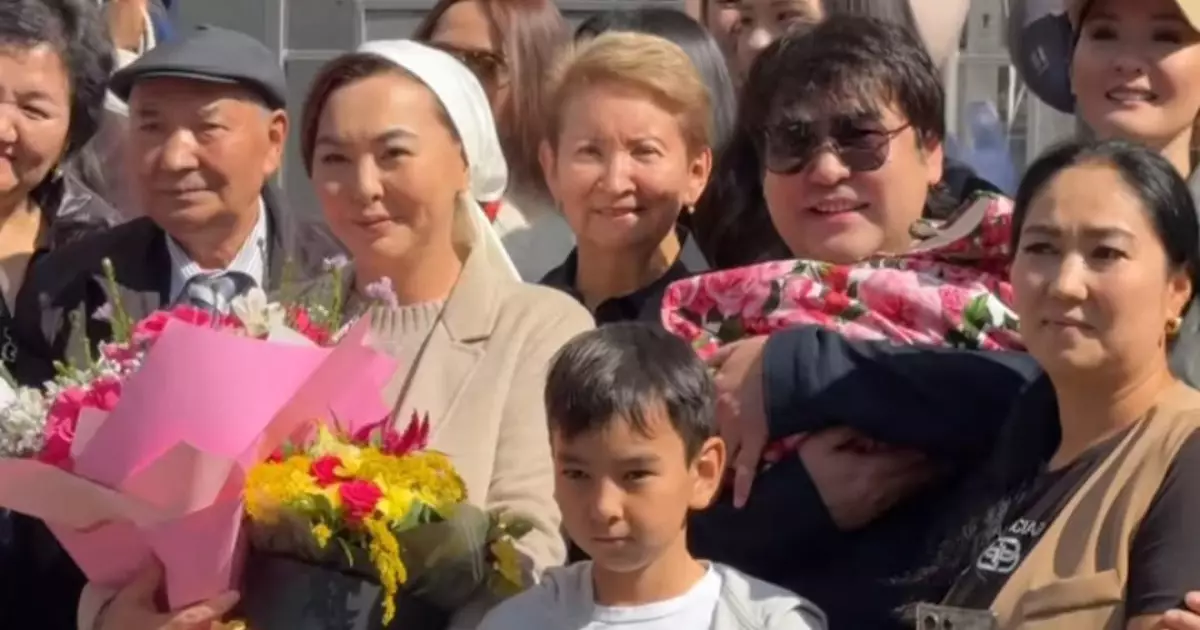   Мейрамбек Бесбаев әйелі мен қызын перзентханадан шығарып алды (видео)   