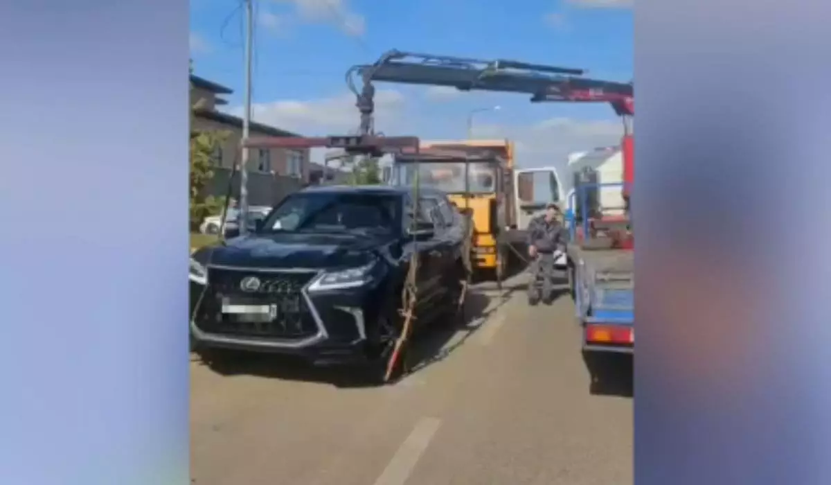 Загородил дорогу: агрессивный водитель Lexus устроил разборки с полицейскими в Астане (ВИДЕО)