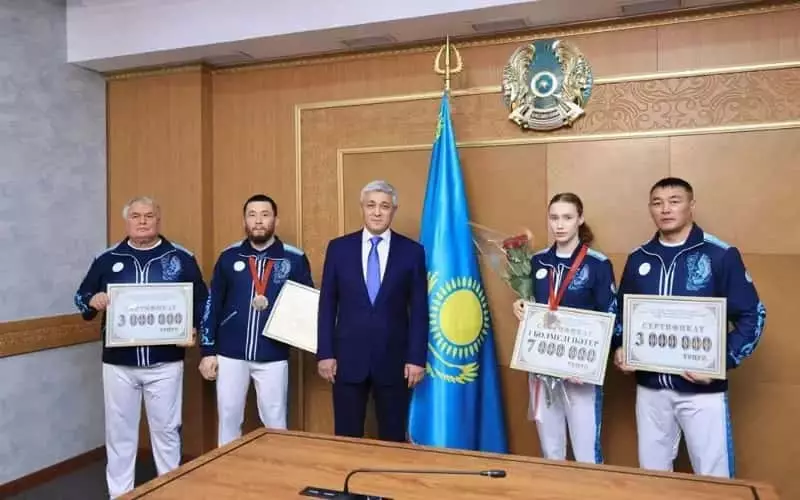 Паралимпиада жүлдегерлеріне пәтер кілті табысталды