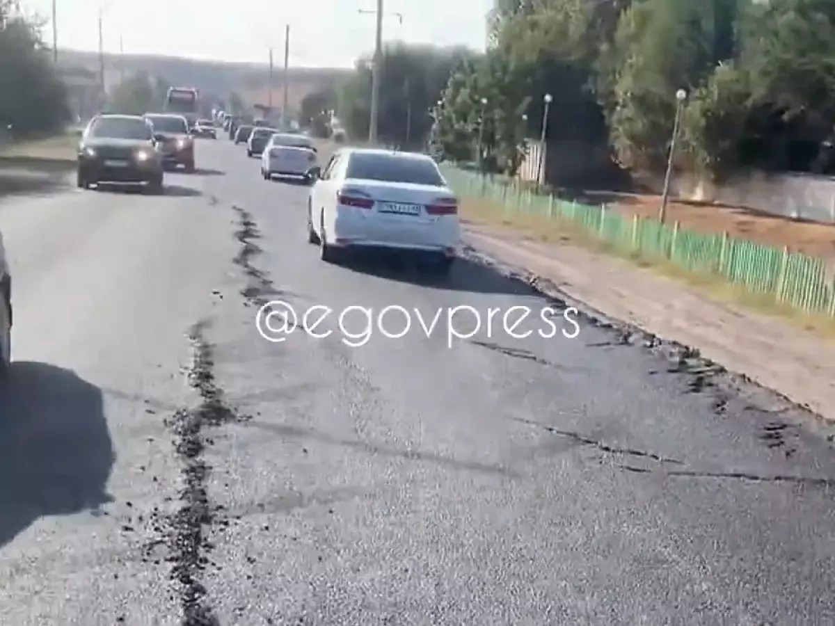 Новый асфальт в Туркестанской области треснул на следующий день после укладки