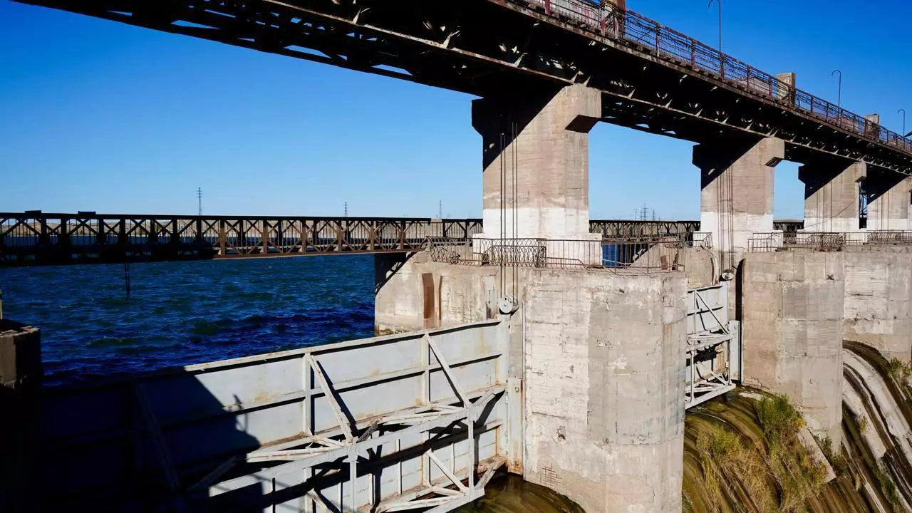 В водохранилищах Казахстана освобождают место для приема талых вод