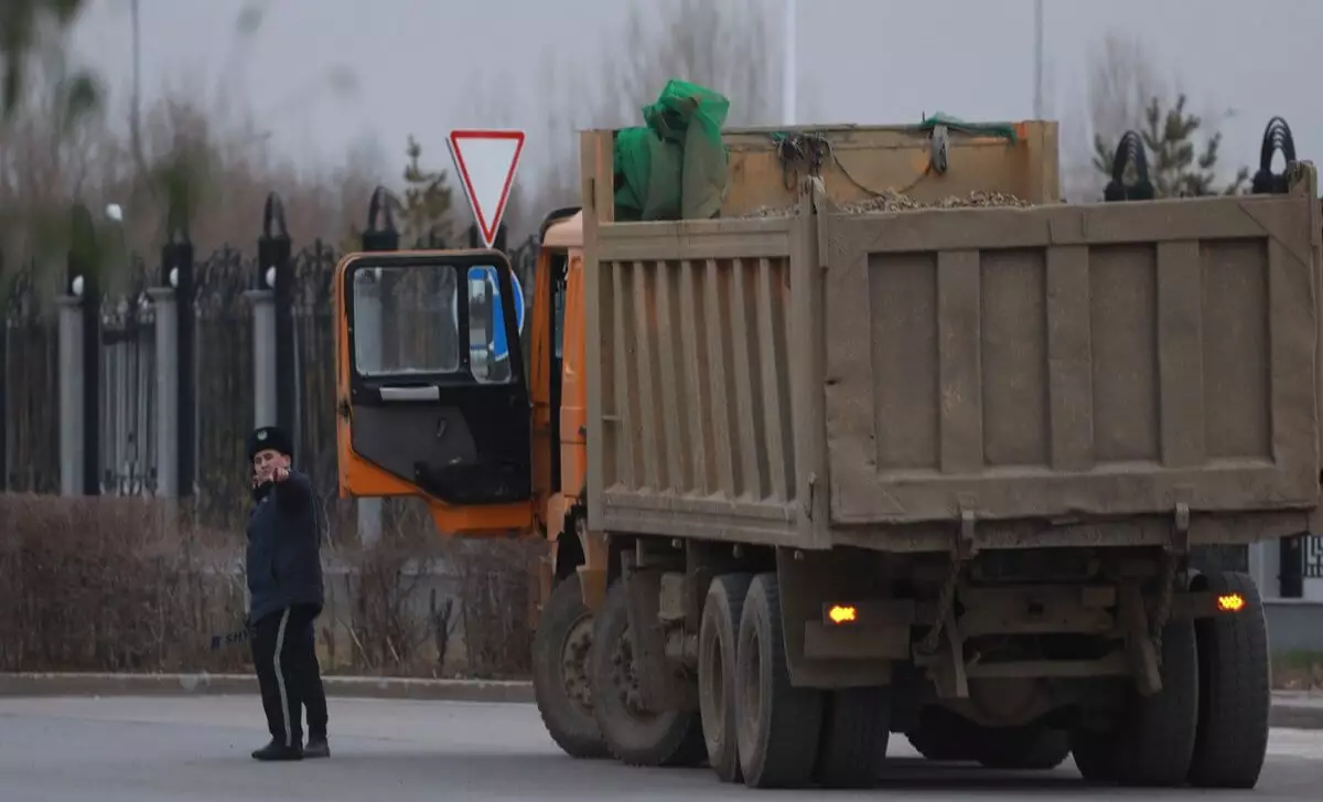 Водители грузовиков за месяц заплатили 100 млн тенге за перегруз в Астане