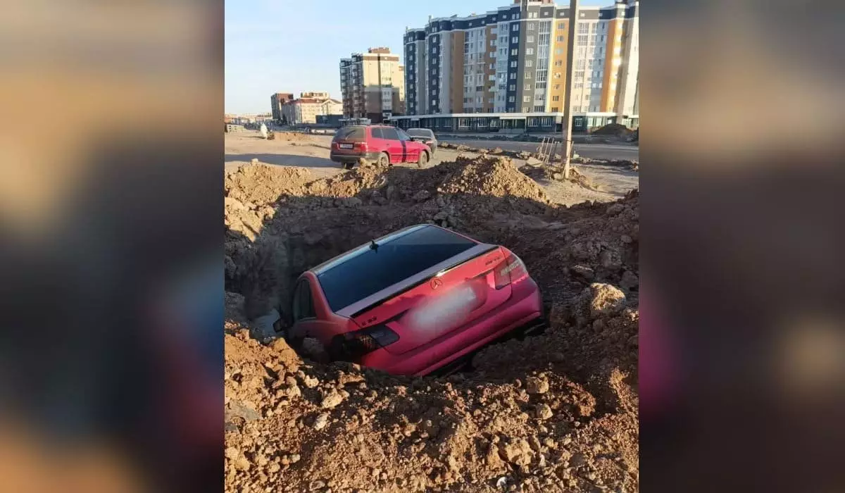 Женщина за рулем авто заехала в глубокую яму в Актобе (ВИДЕО)