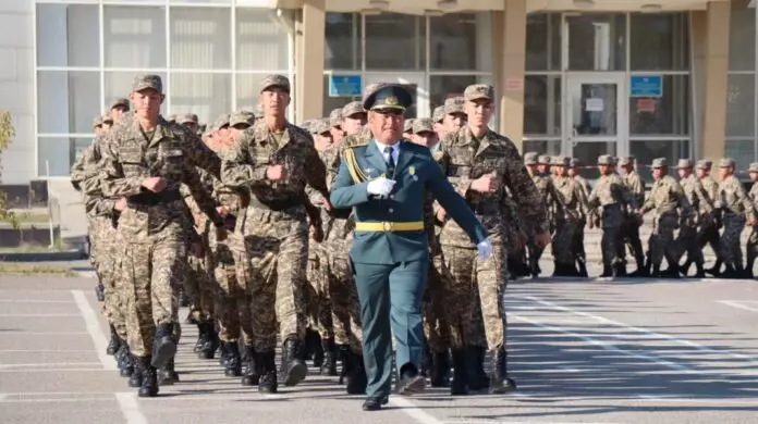 Шымкентте 163 сарбаз бөлімнің жауынгерлік туымен қоштасты