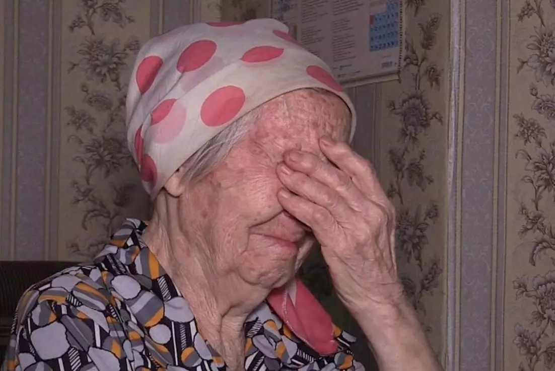 87-летняя  жительница Уральска попросила помыть пол в подъезде и лишилась двух миллионов