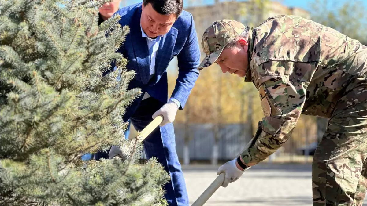 "Таза Қазақстан": Ақтөбелік төтенше жағдай қызметкерлері ағаш отырғызды