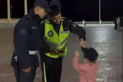 В соцсети завирусилось видео с реакцией девочки на доброжелательность полицейских Актау