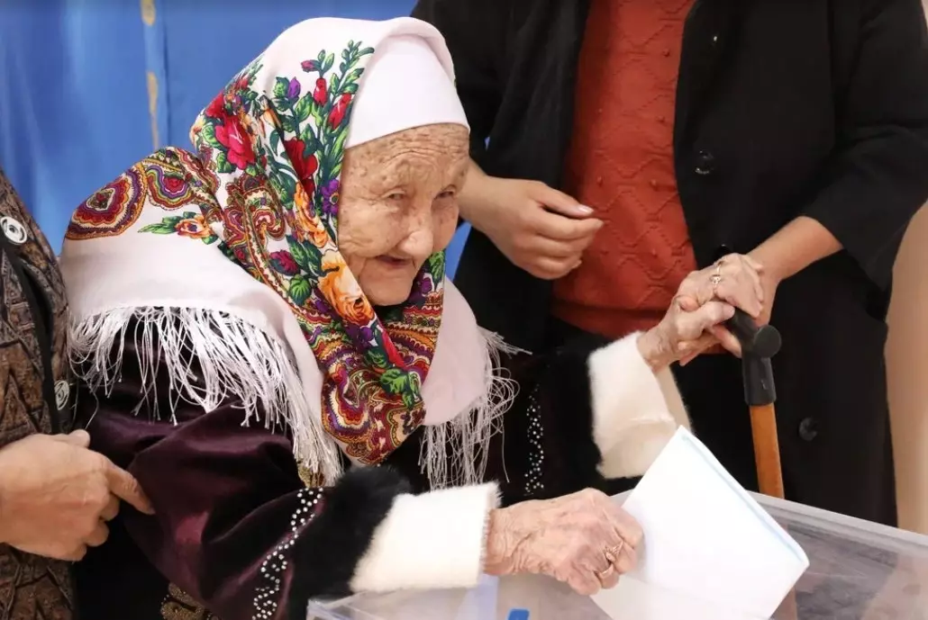 103-летняя жительница Алматинской области и 18-летняя праправнучка отправились на избирательный участок