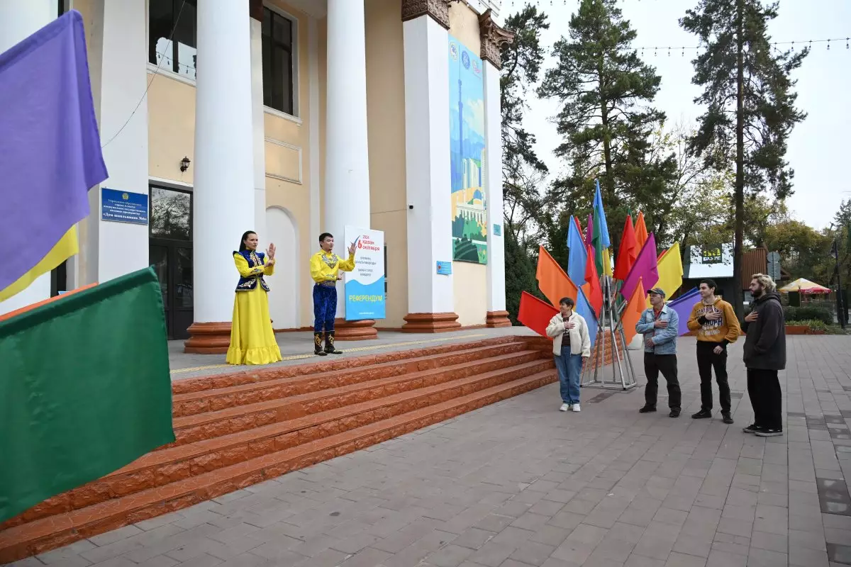 Алматыдағы сайлау учаскесінде мемлекеттік әнұран ым тілінде орындалды