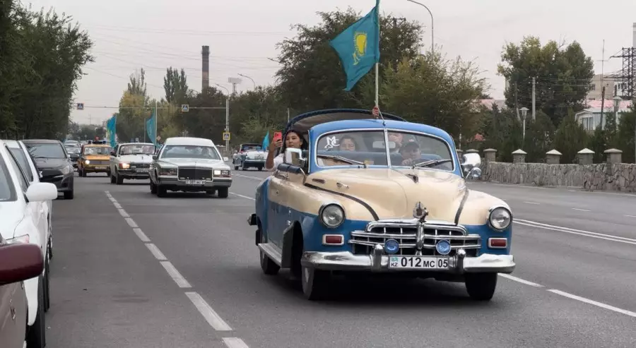 Қонаев дәуірінің рухы: ретро көліктер көшеге қайта оралды