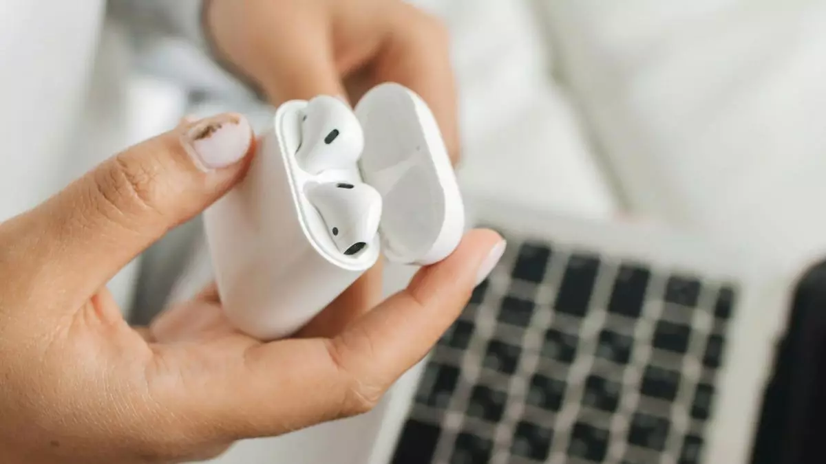 AirPods 4 против AirPods Pro 2: стоит ли новая модель того?