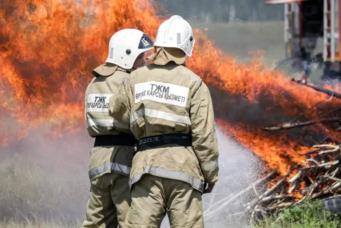 Крупный степной пожар продолжают тушить в Павлодарской области