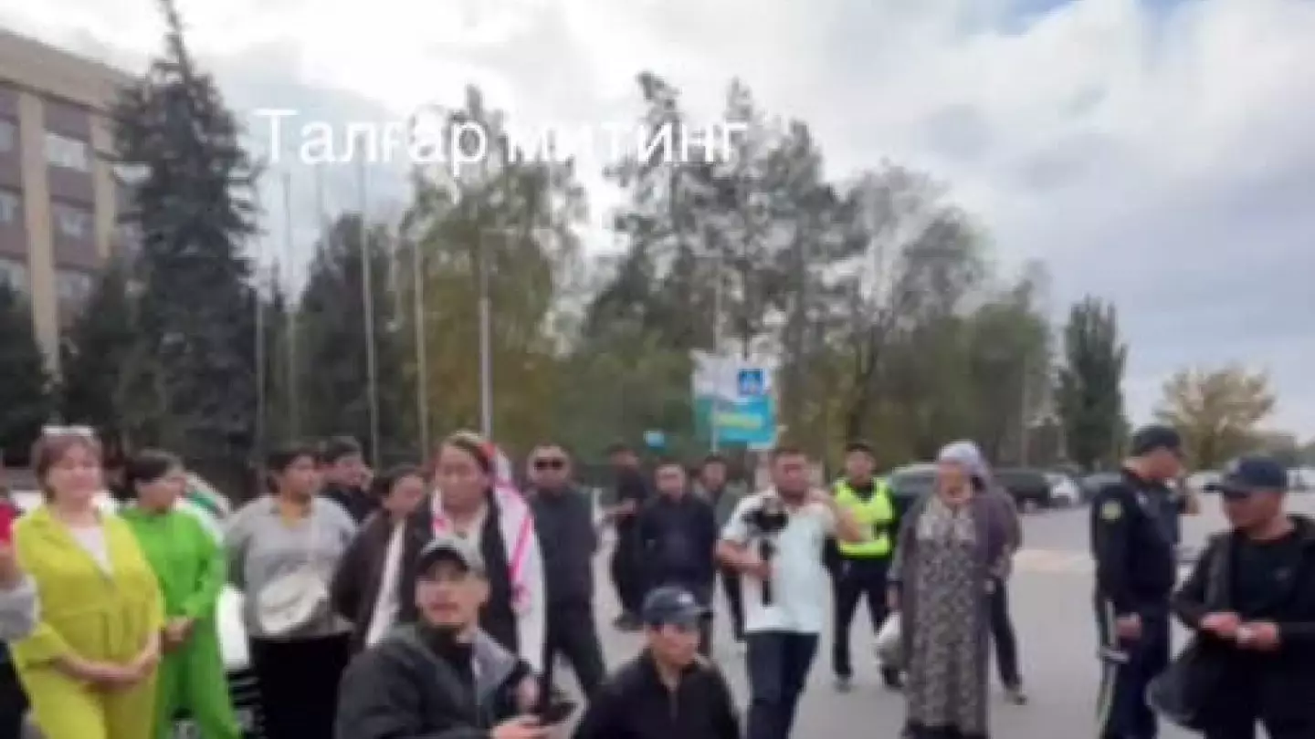 Жители Талгара вышли на митинг после убийства несовершеннолетнего