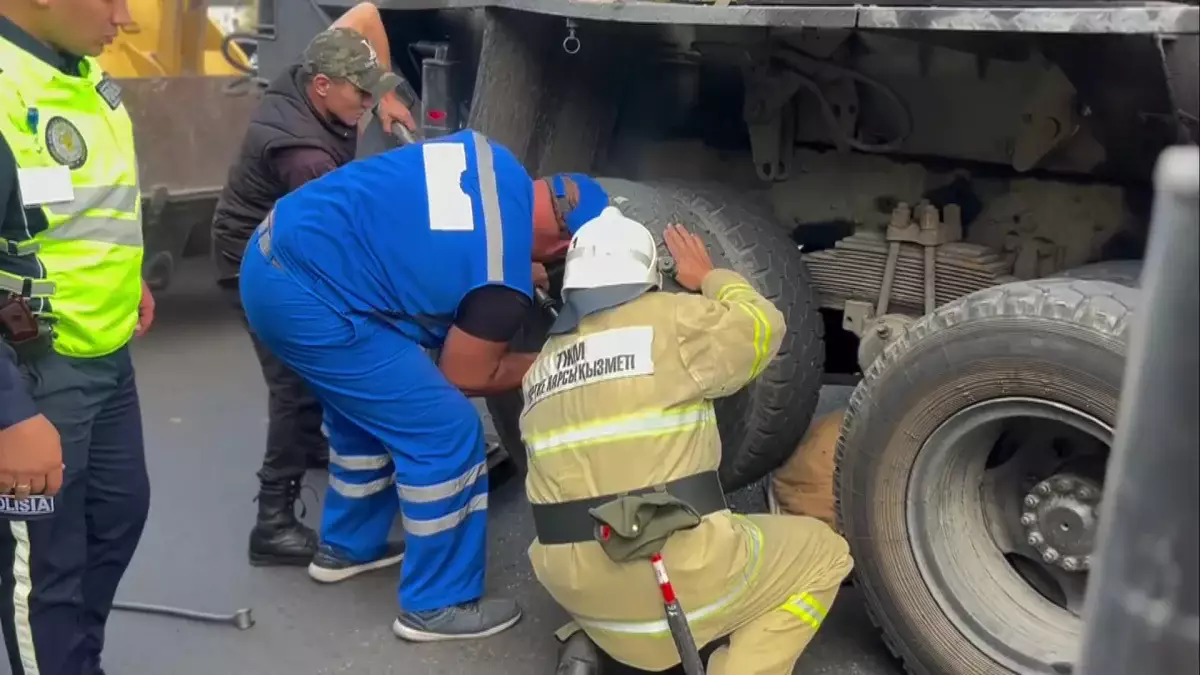 Жантүршігерлік апат: Талдықорғанда жаяу жүргіншіні жүк көлігі басып кетті