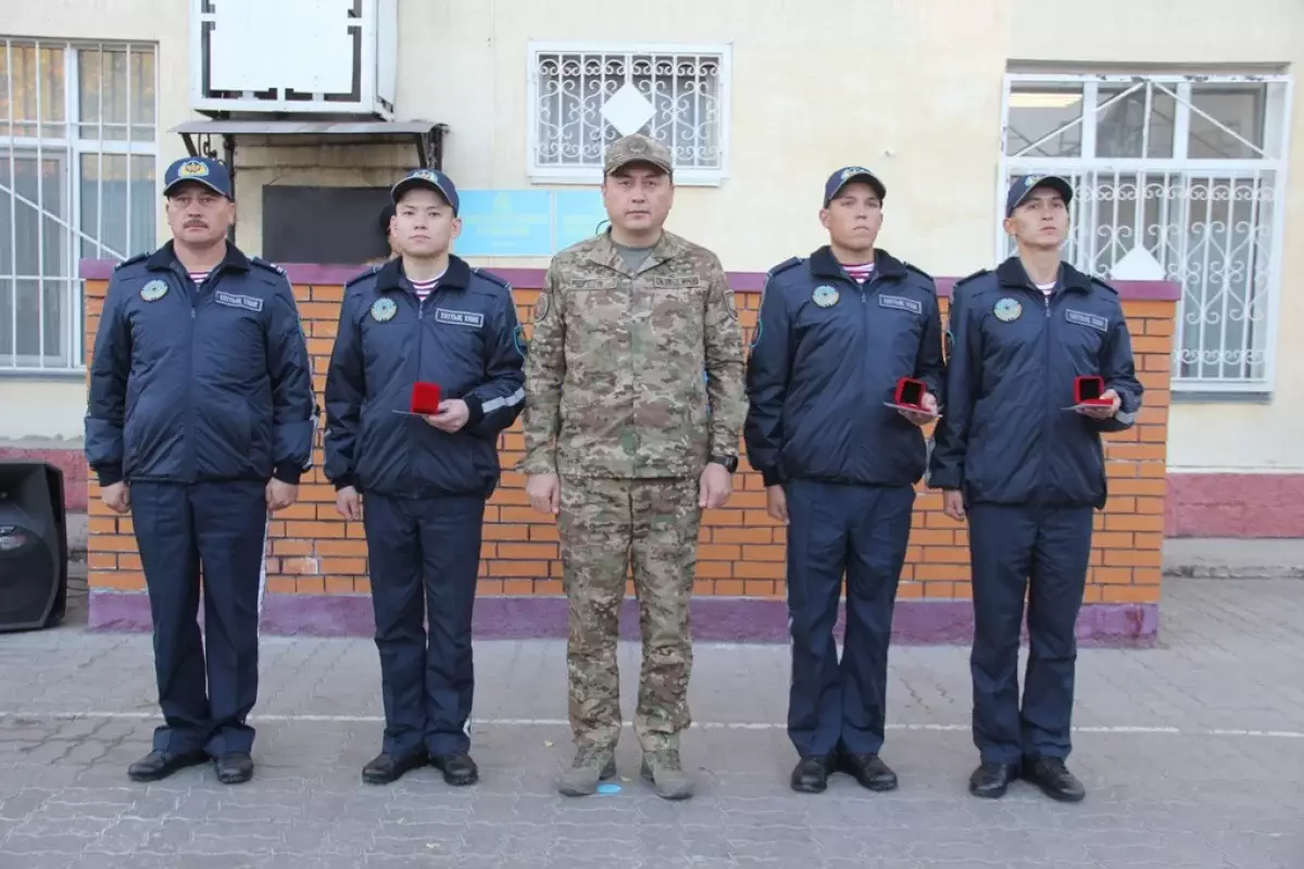 Спасли прыгнувшую с моста девушку: в Астане наградили бойцов Нацгвардии