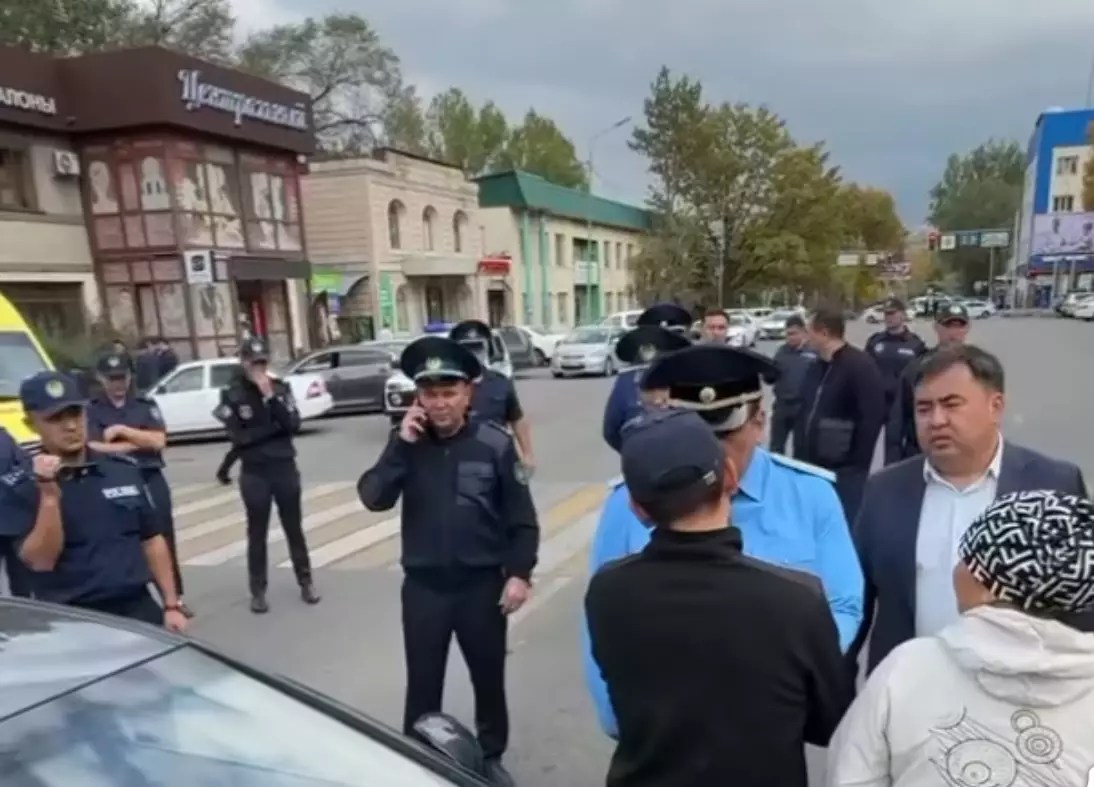 Родные погибшего парня в Талгаре вышли на протест