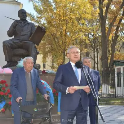 В области Жетісу открыли памятник Абылхану Кастееву