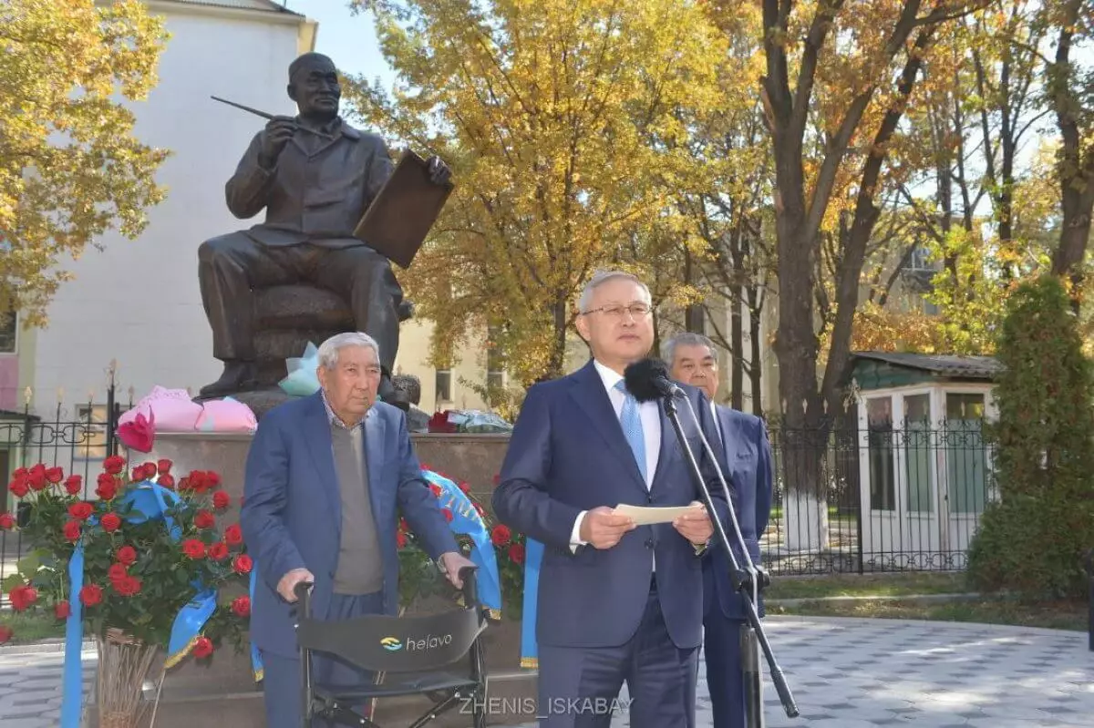 В Жетысу открыли памятник Абылхану Кастееву