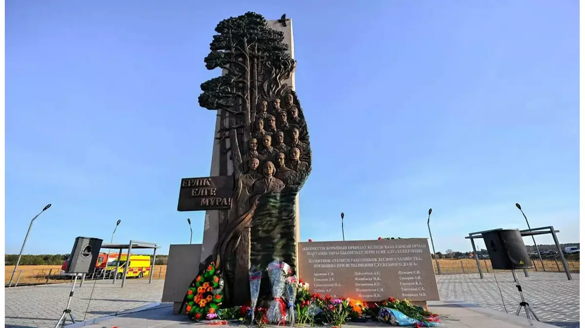 «Семей орманындағы» алапат өрттен қаза болған өрт сөндірушілер мен орманшыларға ескерткіш ашылды