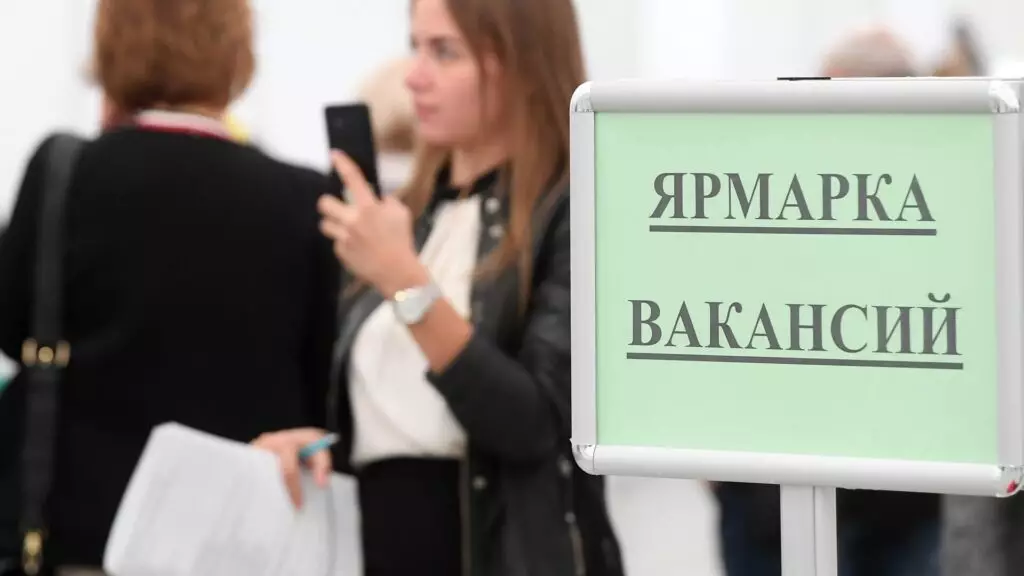 В Казахстане число вакансий растет, а резюме – падает