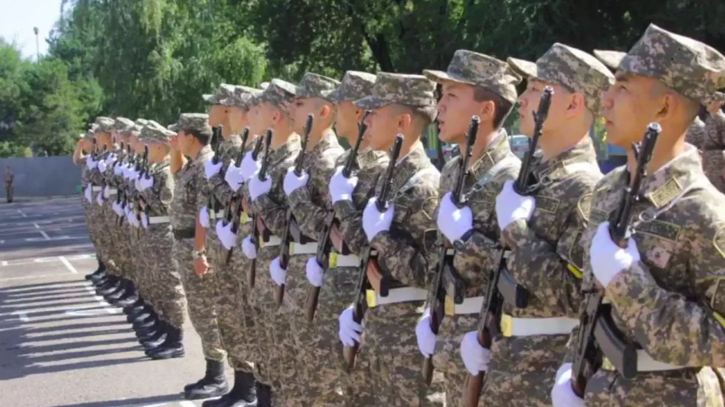 Петицию за повышение возраста призывников прокомментировали в Минобороны