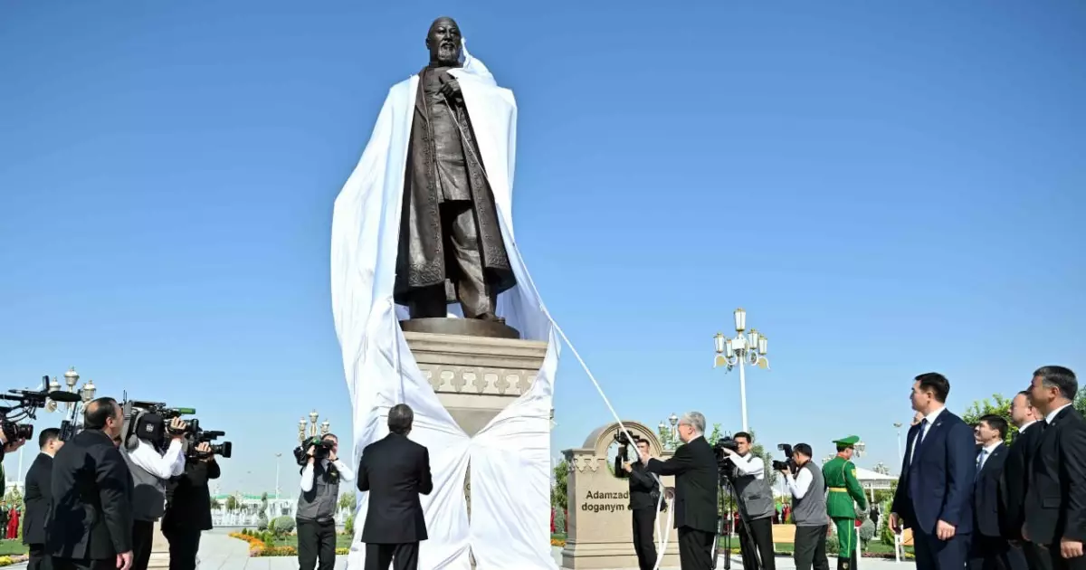   Тоқаев пен Бердімұхамедов Ашхабадтағы Абай ескерткішін салтанатты түрде ашты   