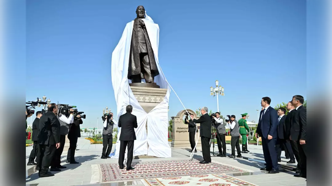 Президенты Казахстана и Туркменистана открыли памятник Абаю в Ашхабаде