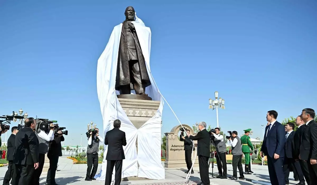 Токаев и Бердымухамедов открыли памятник Абаю в Ашхабаде (ФОТО, ВИДЕО)