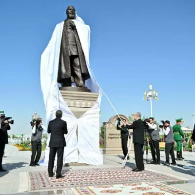 Памятник Абаю открыли в Ашхабаде