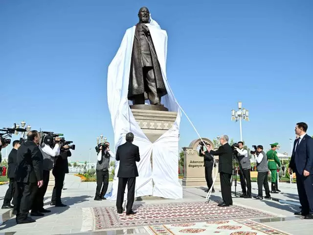 В Ашхабаде открыли памятник Абаю