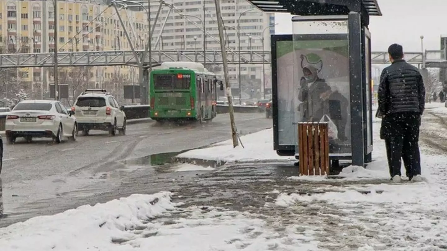 В Астане выпал первый снег: два пригородных маршрута приостановили движение