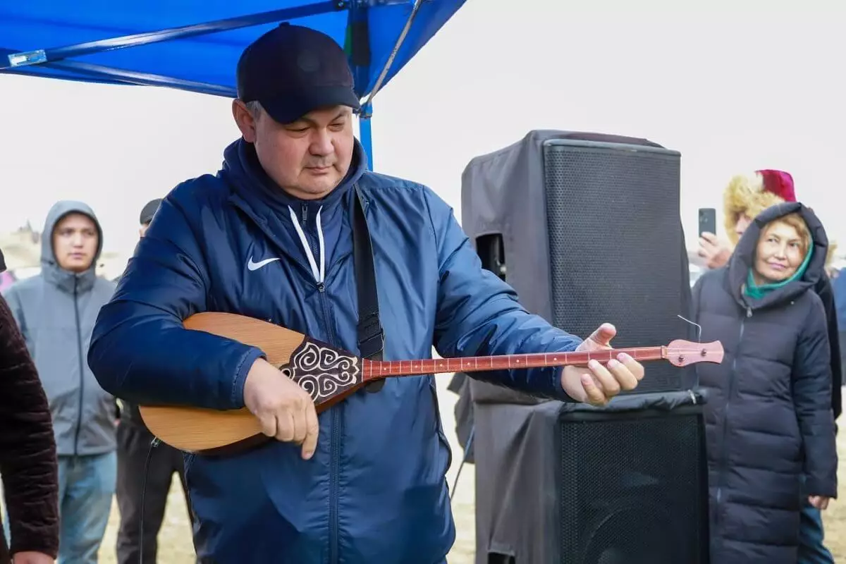 "Показал казахский дух". Аким ВКО восхитил виртуозной игрой на электродомбре